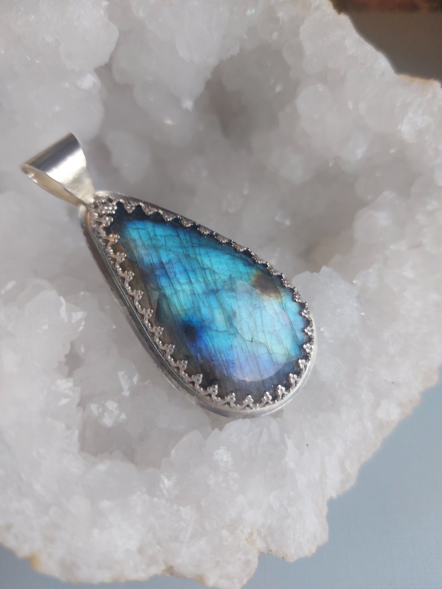 Labradorite Elegant Pendant