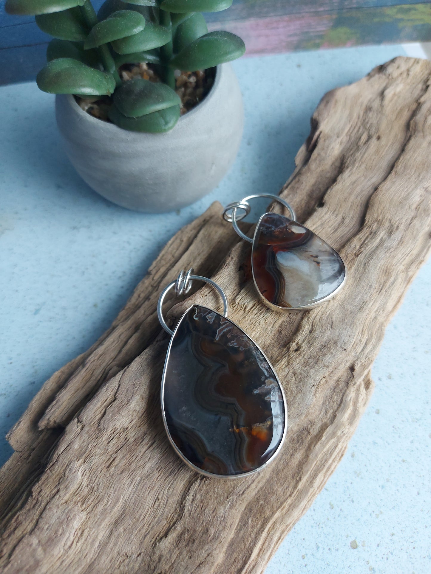 brown and white agate slice open back  sterling silver pendant