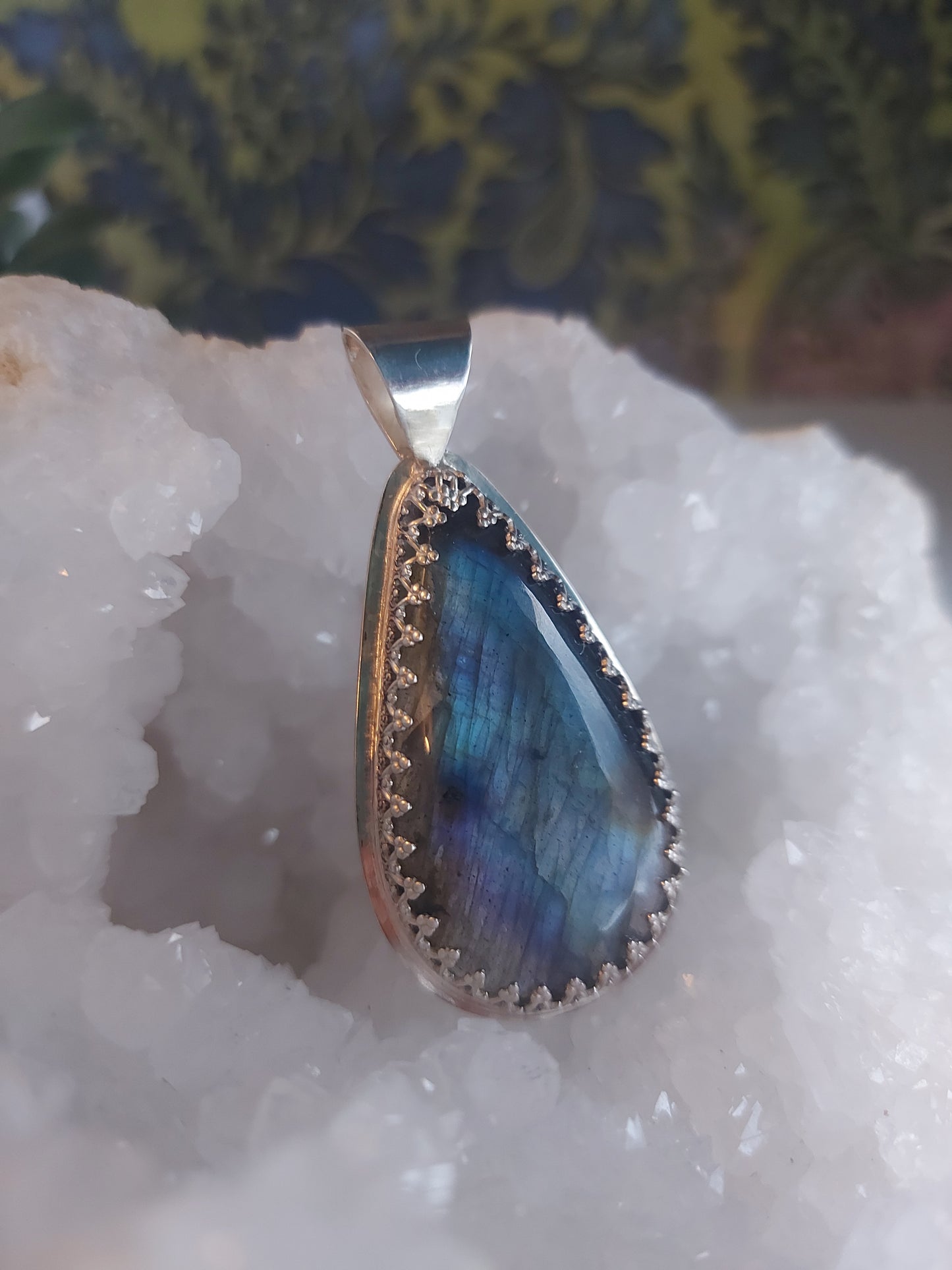 Labradorite Elegant Pendant