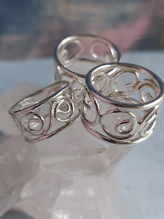 Spiral ring band